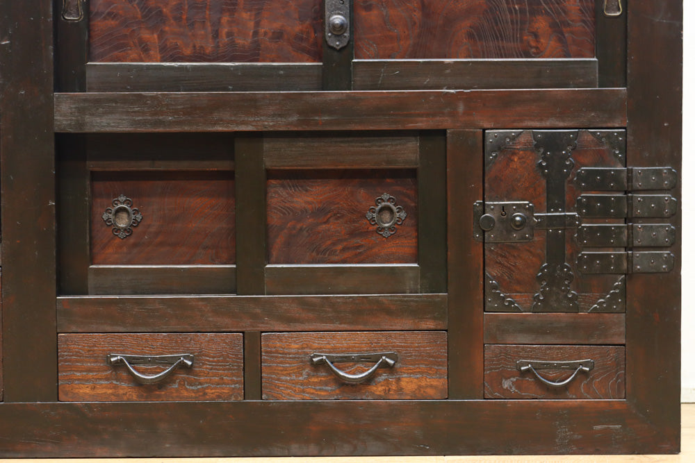 珍品!! 赤みを帯びた艶やかな色彩と丸金具が趣きを深める収納箪笥　BB3381