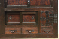 珍品!! 赤みを帯びた艶やかな色彩と丸金具が趣きを深める収納箪笥　BB3381