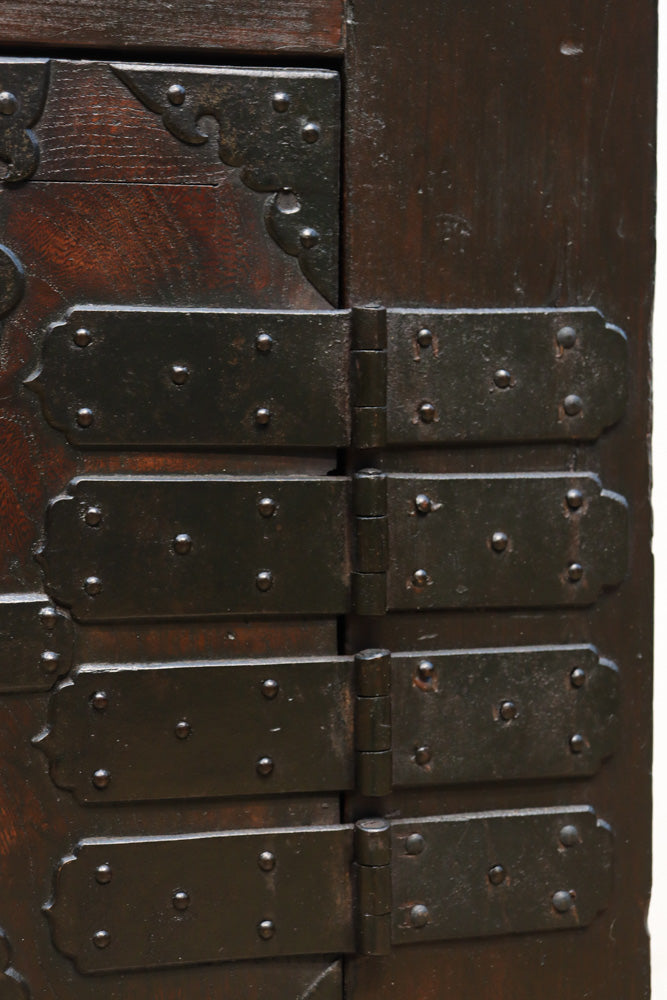 珍品!! 赤みを帯びた艶やかな色彩と丸金具が趣きを深める収納箪笥　BB3381