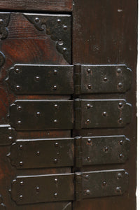 珍品!! 赤みを帯びた艶やかな色彩と丸金具が趣きを深める収納箪笥　BB3381