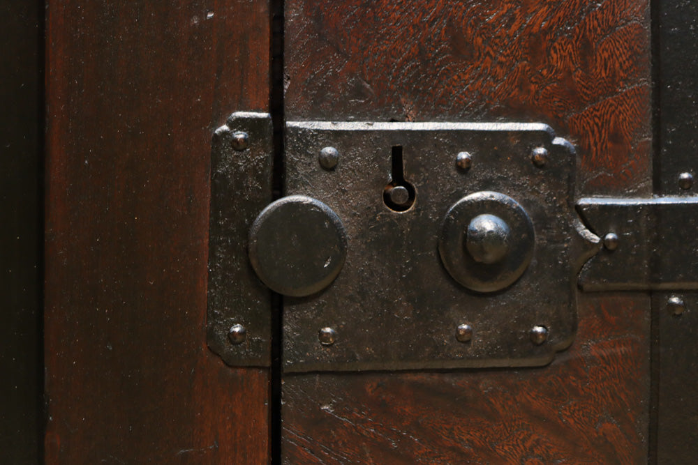 珍品!! 赤みを帯びた艶やかな色彩と丸金具が趣きを深める収納箪笥　BB3381