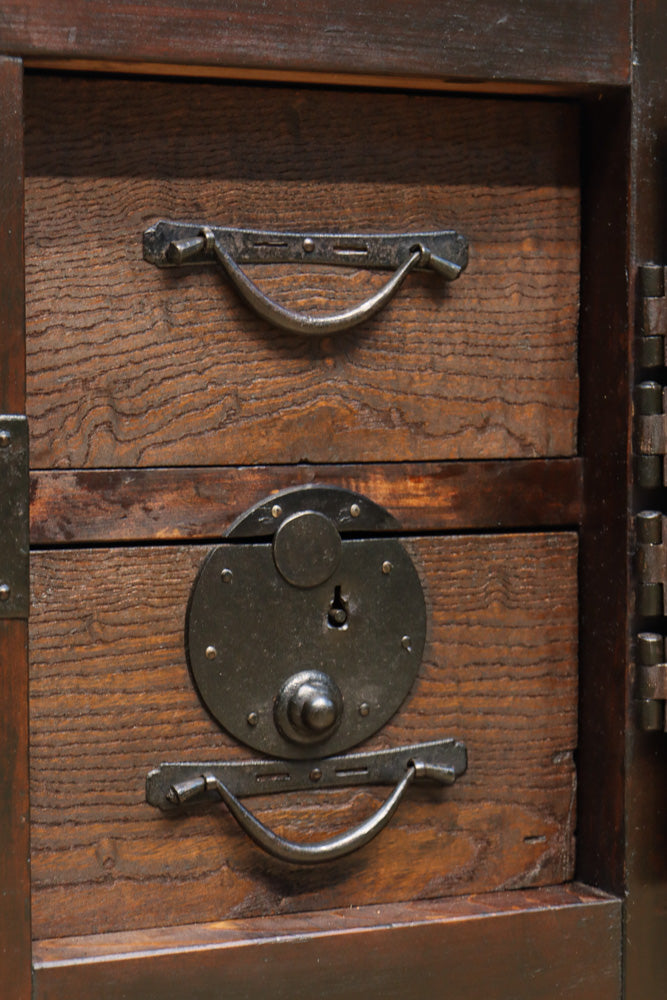 珍品!! 赤みを帯びた艶やかな色彩と丸金具が趣きを深める収納箪笥　BB3381