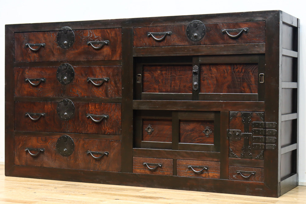 珍品!! 赤みを帯びた艶やかな色彩と丸金具が趣きを深める収納箪笥　BB3381