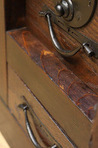 珍品!! 赤みを帯びた艶やかな色彩と丸金具が趣きを深める収納箪笥　BB3381