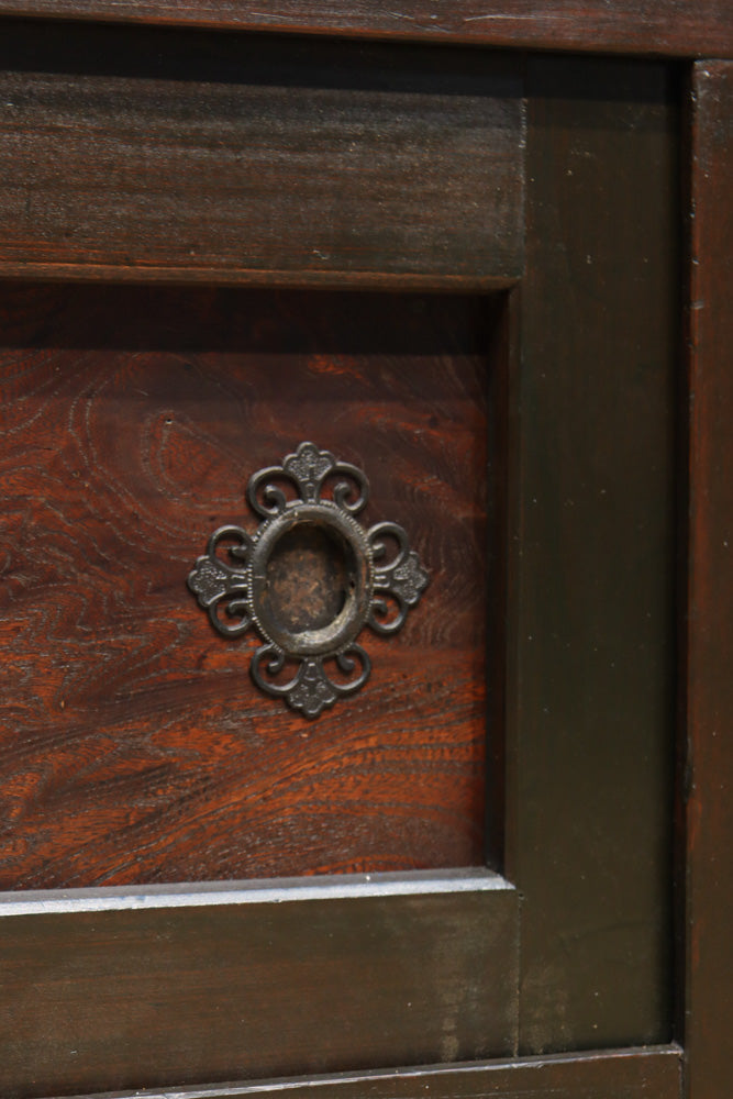 珍品!! 赤みを帯びた艶やかな色彩と丸金具が趣きを深める収納箪笥　BB3381