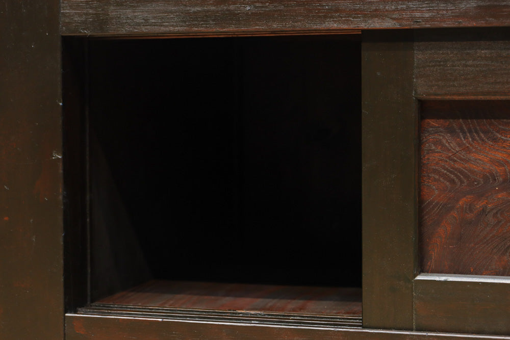 珍品!! 赤みを帯びた艶やかな色彩と丸金具が趣きを深める収納箪笥　BB3381