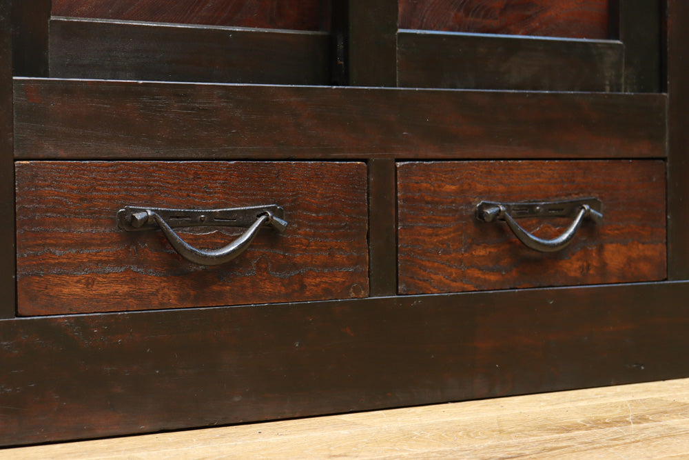 珍品!! 赤みを帯びた艶やかな色彩と丸金具が趣きを深める収納箪笥　BB3381