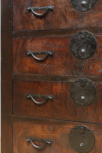 珍品!! 赤みを帯びた艶やかな色彩と丸金具が趣きを深める収納箪笥　BB3381