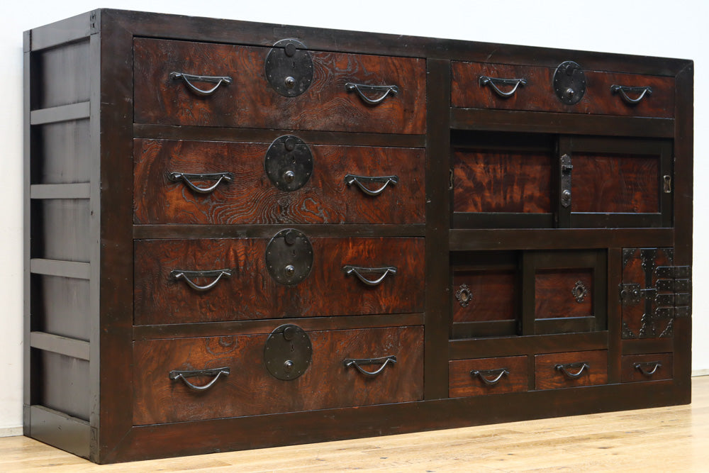 珍品!! 赤みを帯びた艶やかな色彩と丸金具が趣きを深める収納箪笥　BB3381