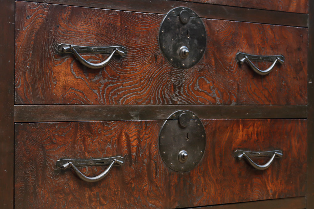 珍品!! 赤みを帯びた艶やかな色彩と丸金具が趣きを深める収納箪笥　BB3381