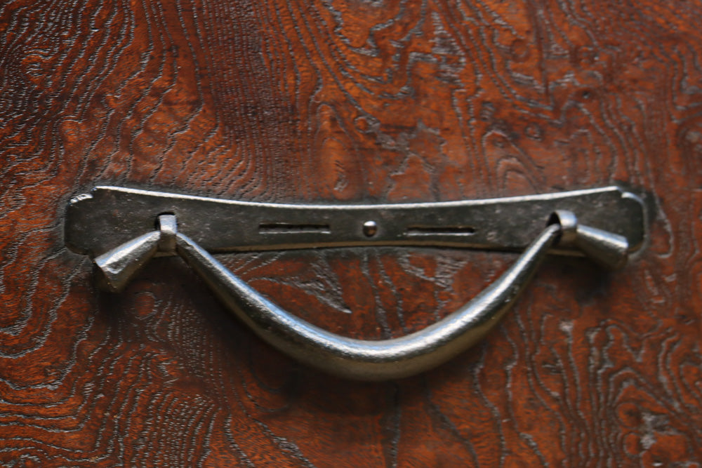 珍品!! 赤みを帯びた艶やかな色彩と丸金具が趣きを深める収納箪笥　BB3381