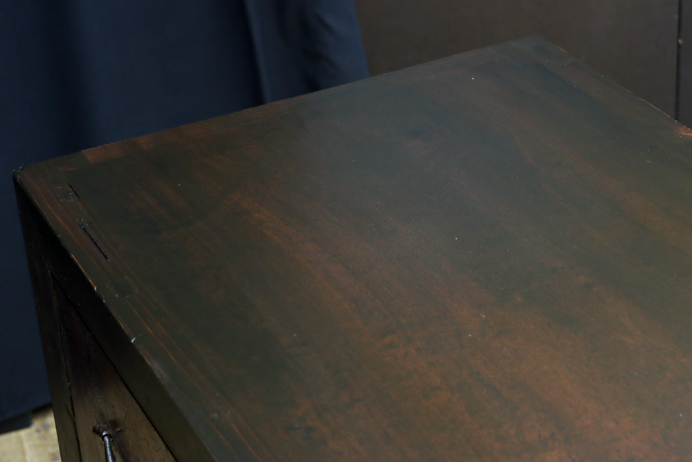 珍品!! 赤みを帯びた艶やかな色彩と丸金具が趣きを深める収納箪笥　BB3381