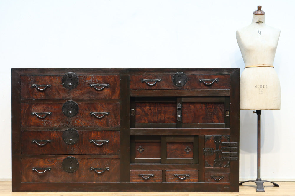 珍品!! 赤みを帯びた艶やかな色彩と丸金具が趣きを深める収納箪笥　BB3381