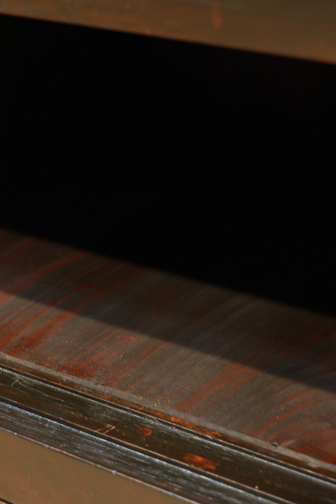 珍品!! 赤みを帯びた艶やかな色彩と丸金具が趣きを深める収納箪笥　BB3381