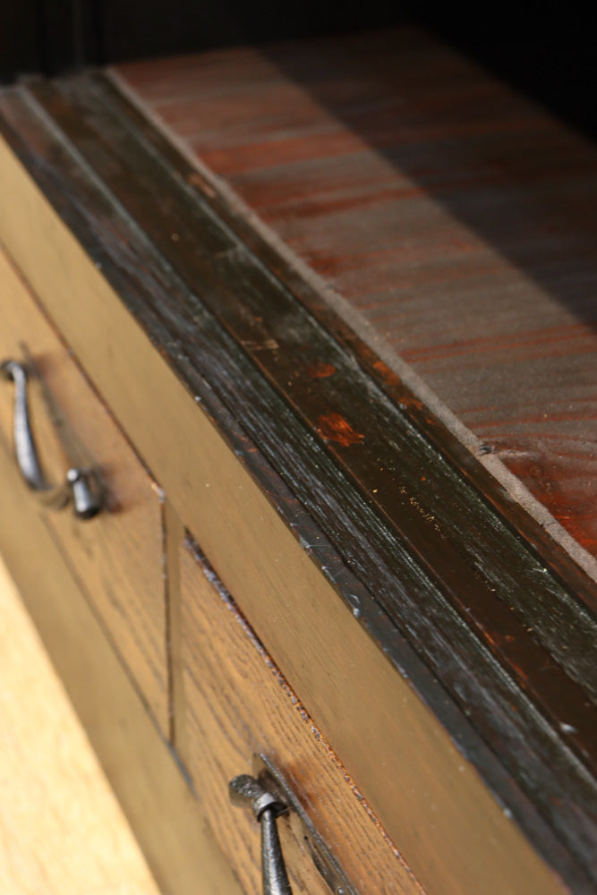 珍品!! 赤みを帯びた艶やかな色彩と丸金具が趣きを深める収納箪笥　BB3381