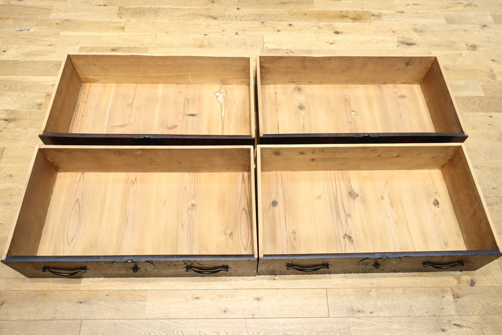 珍品!! 赤みを帯びた艶やかな色彩と丸金具が趣きを深める収納箪笥　BB3381