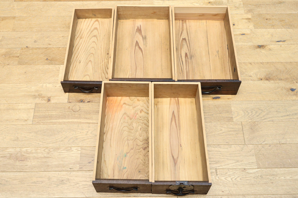 珍品!! 赤みを帯びた艶やかな色彩と丸金具が趣きを深める収納箪笥　BB3381