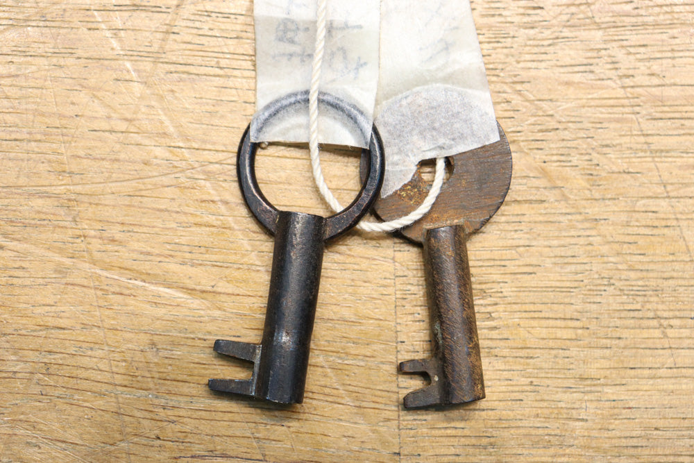 珍品!! 赤みを帯びた艶やかな色彩と丸金具が趣きを深める収納箪笥　BB3381