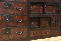 珍品!! 赤みを帯びた艶やかな色彩と丸金具が趣きを深める収納箪笥　BB3381