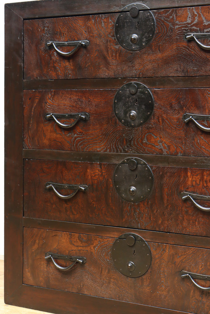 珍品!! 赤みを帯びた艶やかな色彩と丸金具が趣きを深める収納箪笥　BB3381