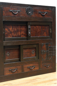 珍品!! 赤みを帯びた艶やかな色彩と丸金具が趣きを深める収納箪笥　BB3381