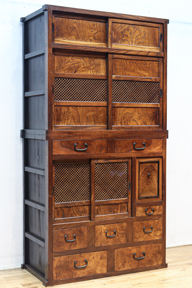 極上けやき杢目と繊細な組子模様が華を添える関東水屋箪笥 BB3382 – 古