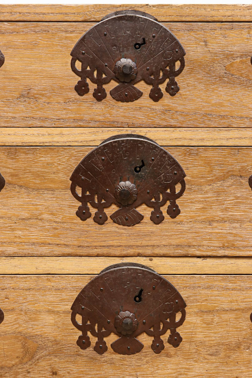 扇面装飾金具が縁起良い枕箪笥　BB3388