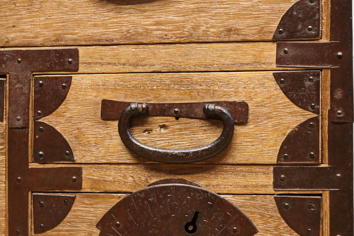 扇面装飾金具が縁起良い枕箪笥　BB3388