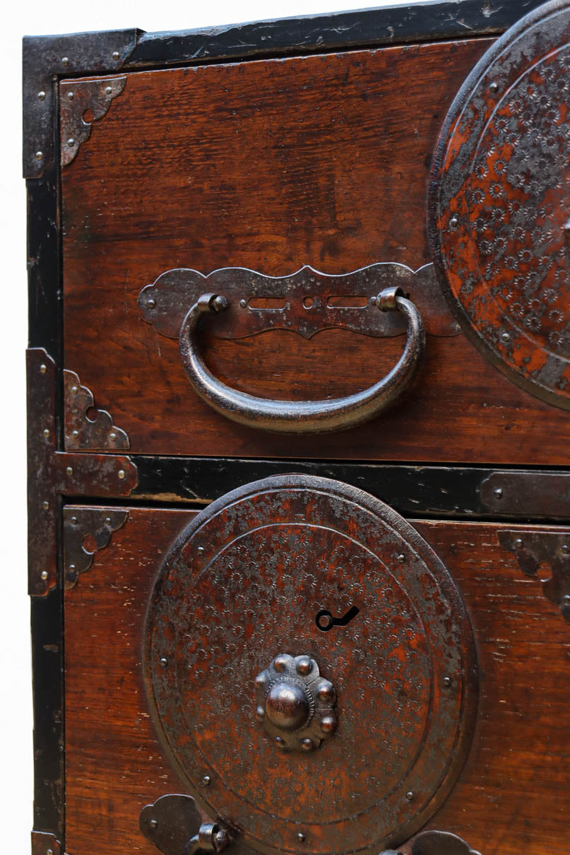 幅554ミリ!! 大振り金具で時代の風格漂う小間物箪笥　BB3389