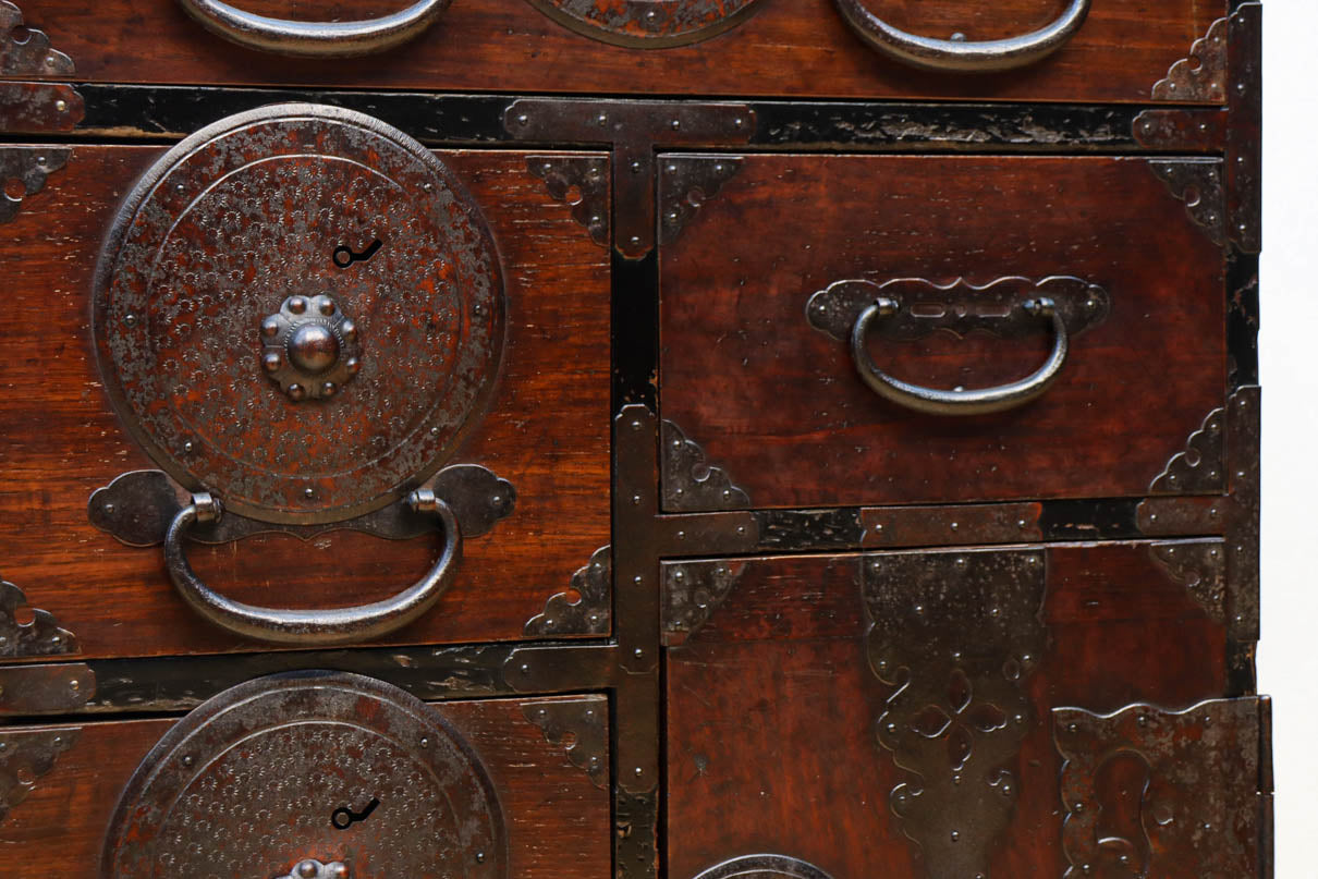 幅554ミリ!! 大振り金具で時代の風格漂う小間物箪笥　BB3389