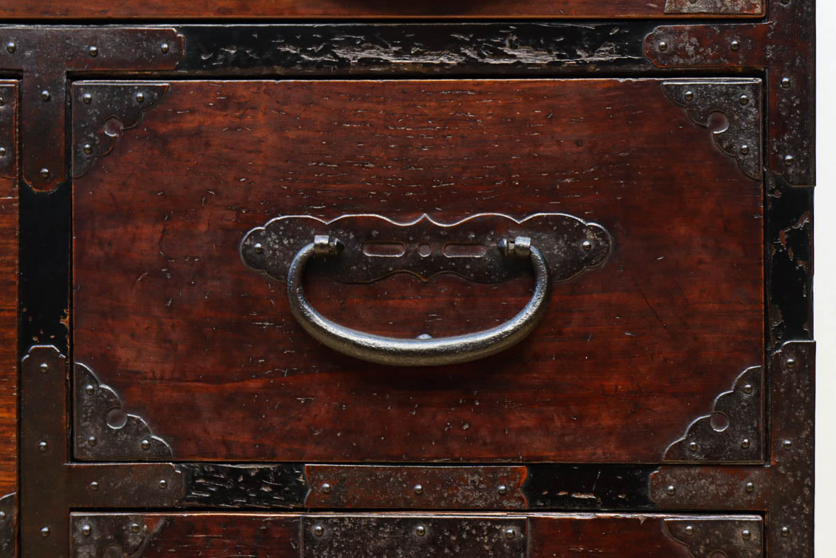 幅554ミリ!! 大振り金具で時代の風格漂う小間物箪笥　BB3389