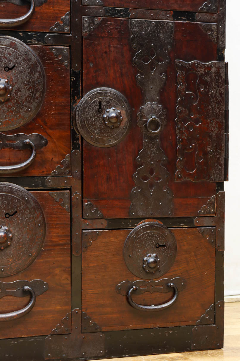 幅554ミリ!! 大振り金具で時代の風格漂う小間物箪笥　BB3389