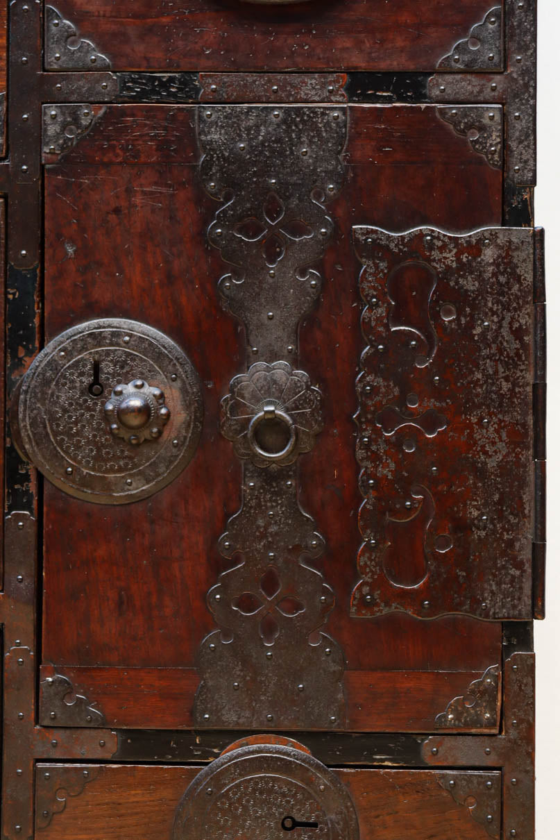 幅554ミリ!! 大振り金具で時代の風格漂う小間物箪笥　BB3389