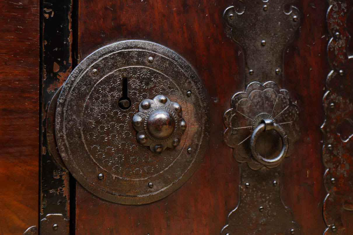 幅554ミリ!! 大振り金具で時代の風格漂う小間物箪笥　BB3389