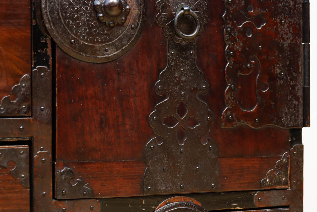 幅554ミリ!! 大振り金具で時代の風格漂う小間物箪笥　BB3389