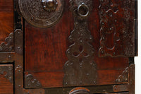 幅554ミリ!! 大振り金具で時代の風格漂う小間物箪笥　BB3389