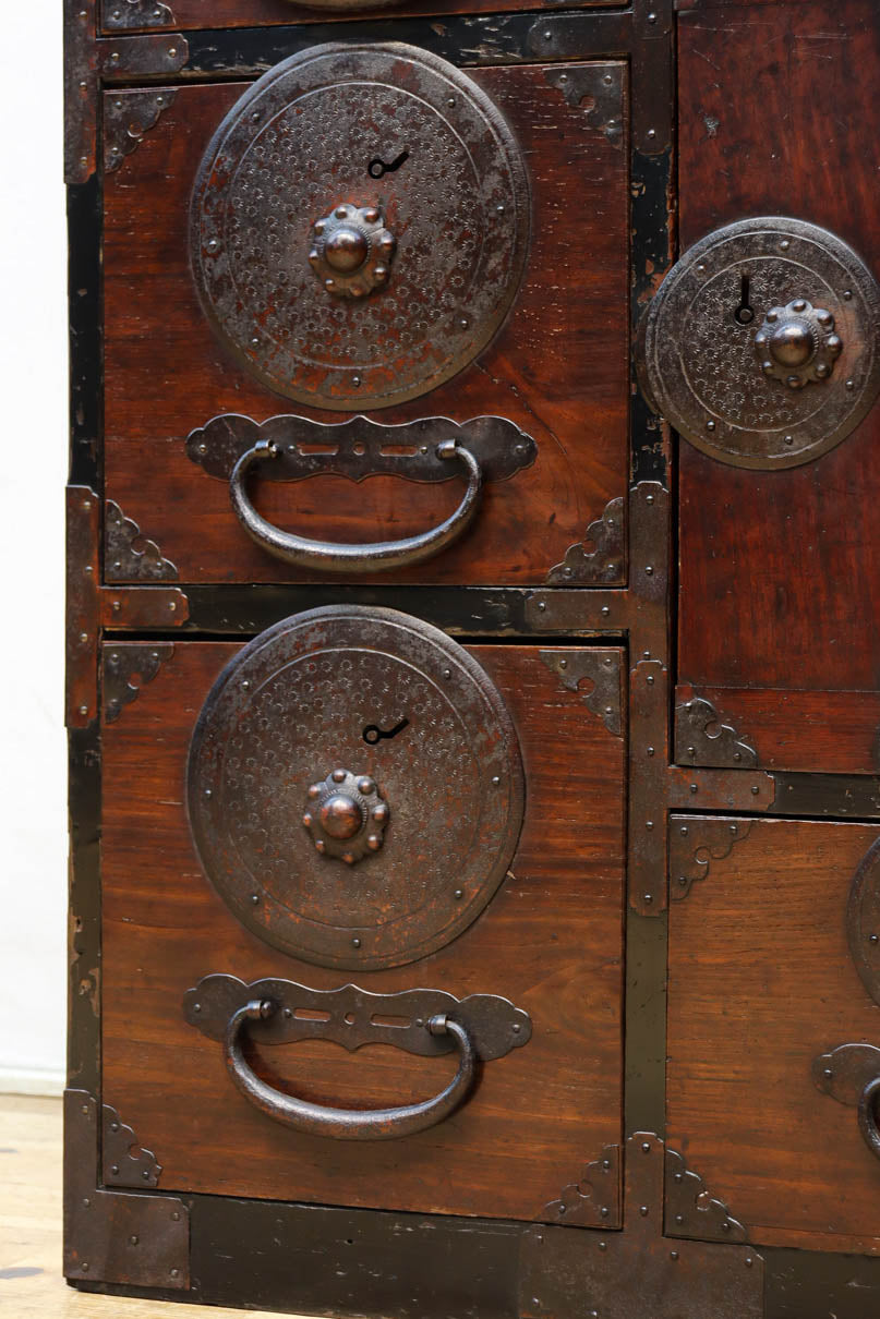 幅554ミリ!! 大振り金具で時代の風格漂う小間物箪笥　BB3389