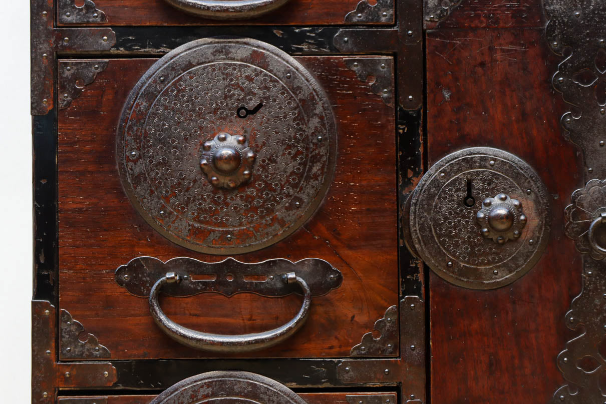 幅554ミリ!! 大振り金具で時代の風格漂う小間物箪笥　BB3389