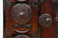 幅554ミリ!! 大振り金具で時代の風格漂う小間物箪笥　BB3389