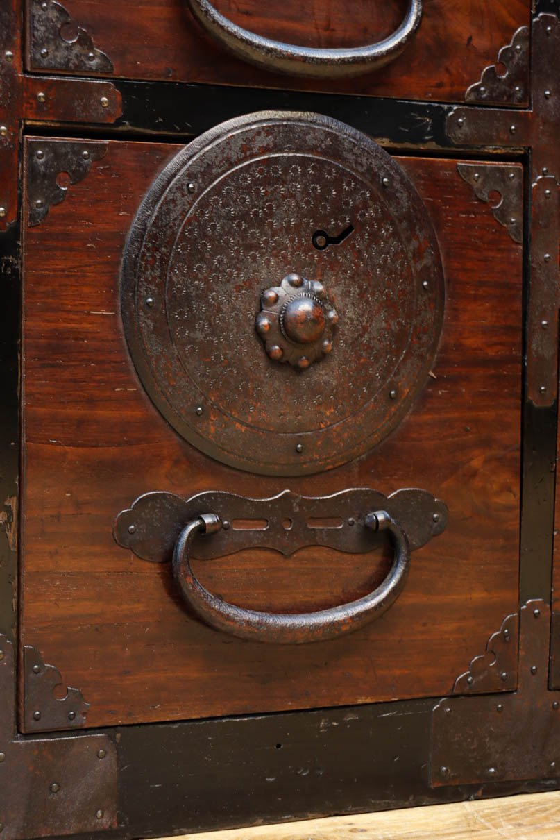 幅554ミリ!! 大振り金具で時代の風格漂う小間物箪笥　BB3389