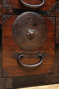 幅554ミリ!! 大振り金具で時代の風格漂う小間物箪笥　BB3389