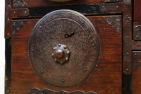 幅554ミリ!! 大振り金具で時代の風格漂う小間物箪笥　BB3389