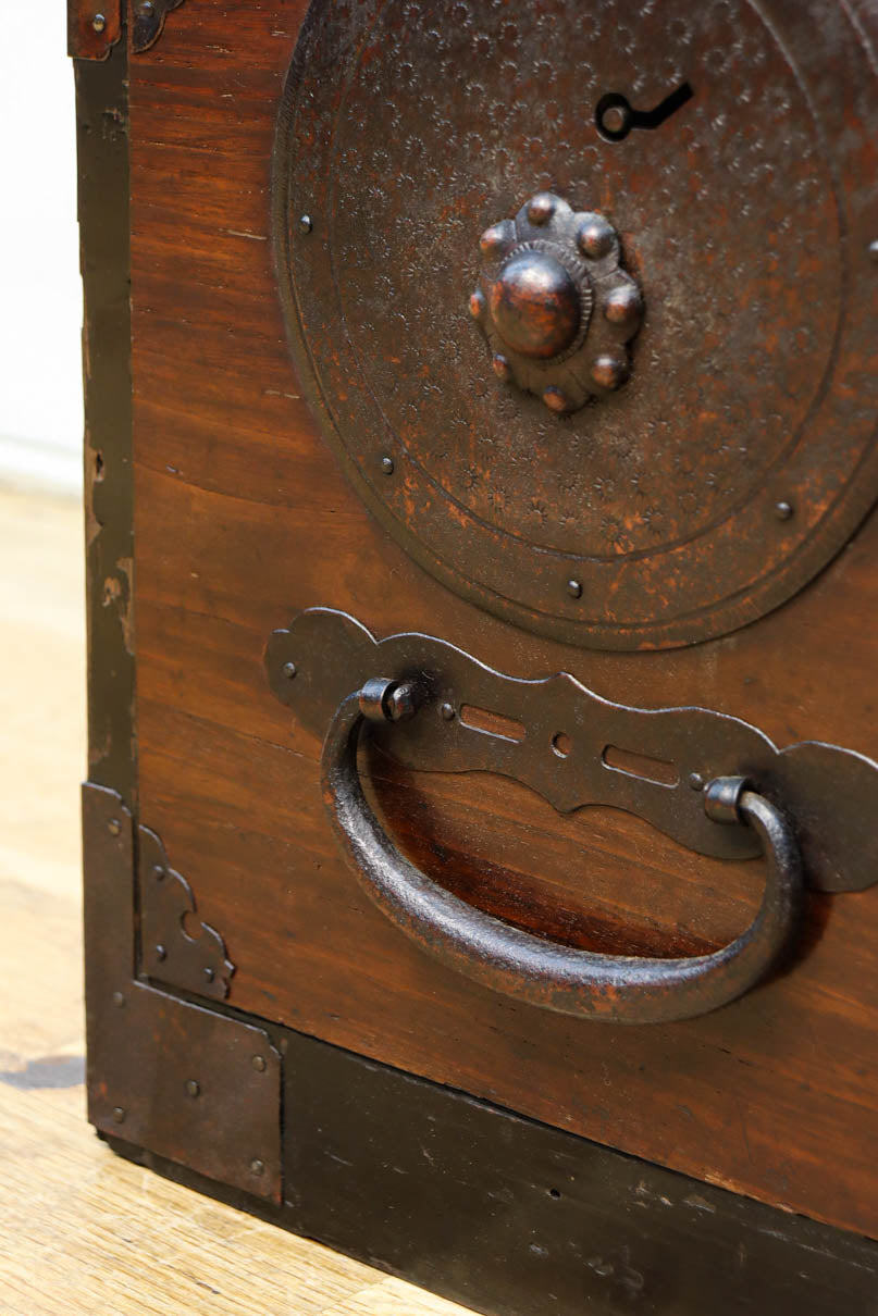 幅554ミリ!! 大振り金具で時代の風格漂う小間物箪笥　BB3389