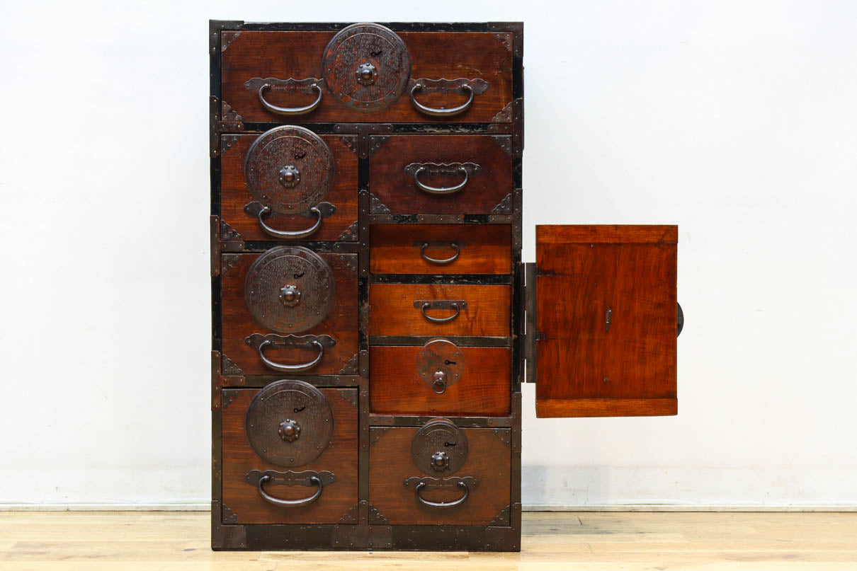 幅554ミリ!! 大振り金具で時代の風格漂う小間物箪笥　BB3389