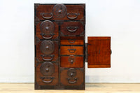 幅554ミリ!! 大振り金具で時代の風格漂う小間物箪笥　BB3389