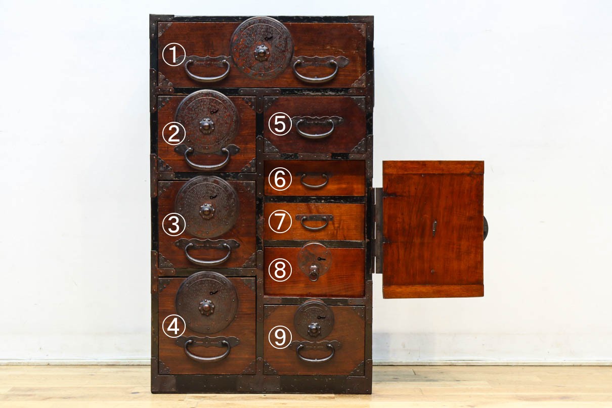 幅554ミリ!! 大振り金具で時代の風格漂う小間物箪笥　BB3389