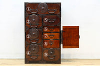 幅554ミリ!! 大振り金具で時代の風格漂う小間物箪笥　BB3389