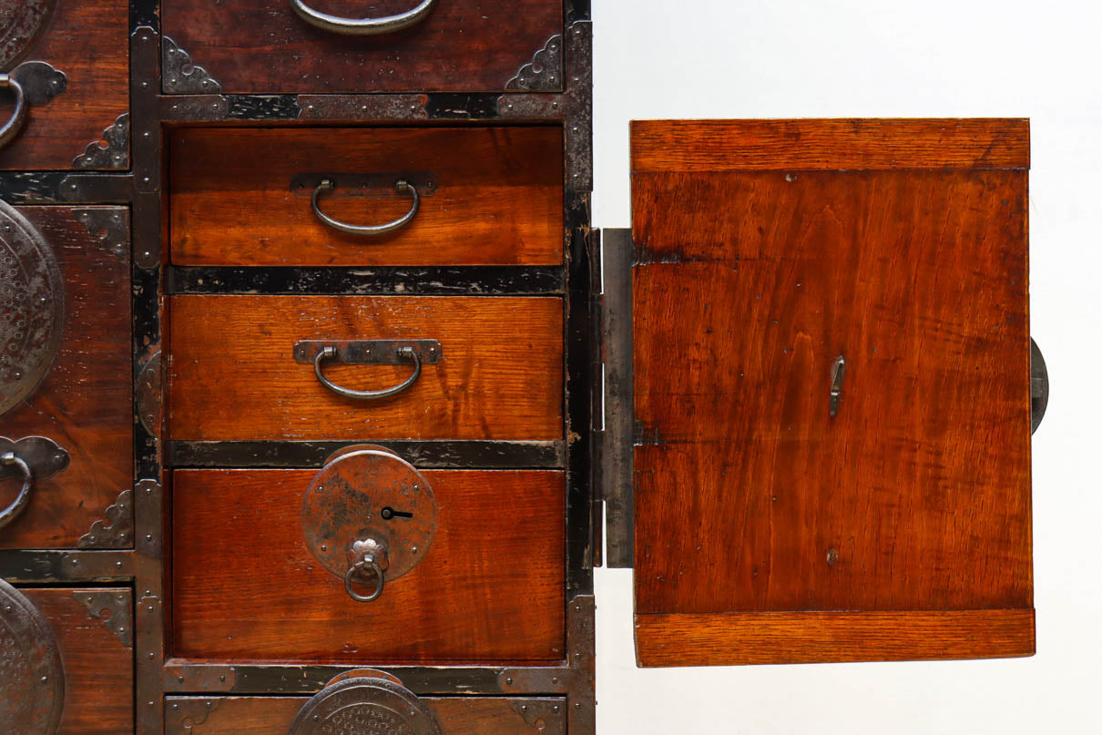 幅554ミリ!! 大振り金具で時代の風格漂う小間物箪笥　BB3389