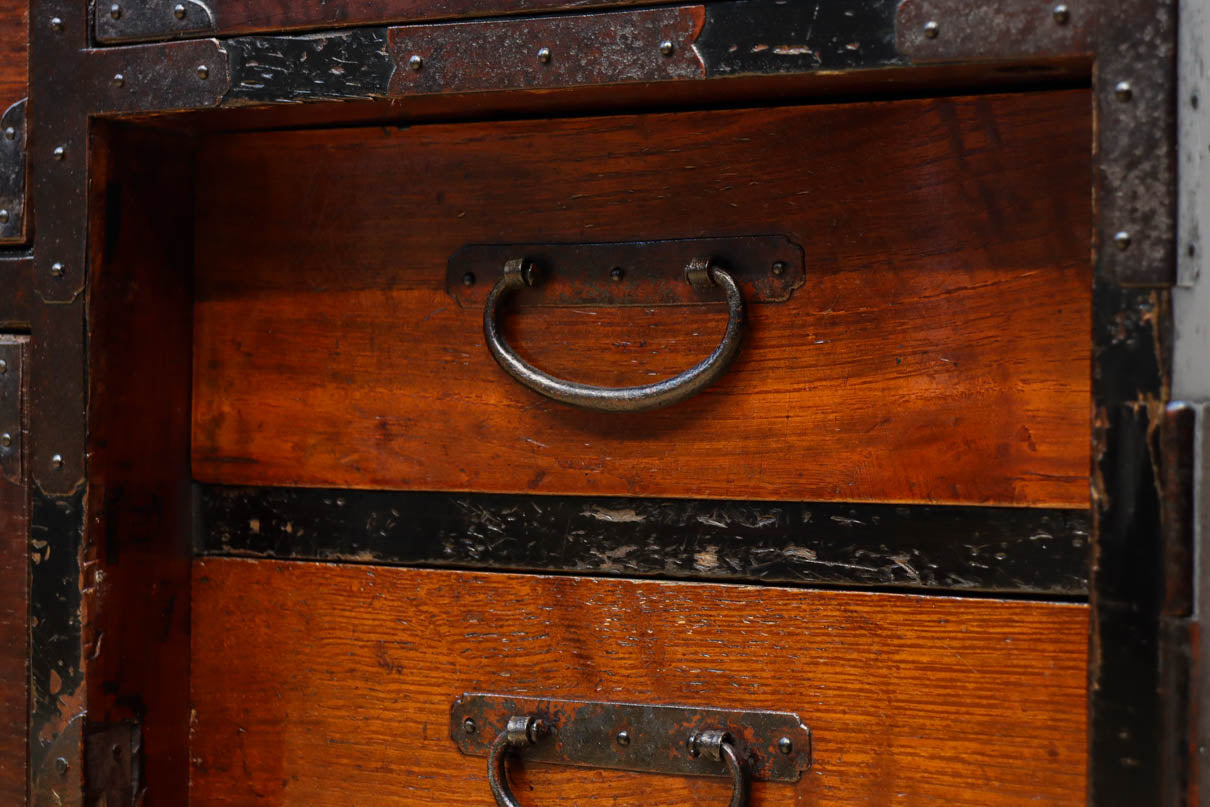 幅554ミリ!! 大振り金具で時代の風格漂う小間物箪笥　BB3389