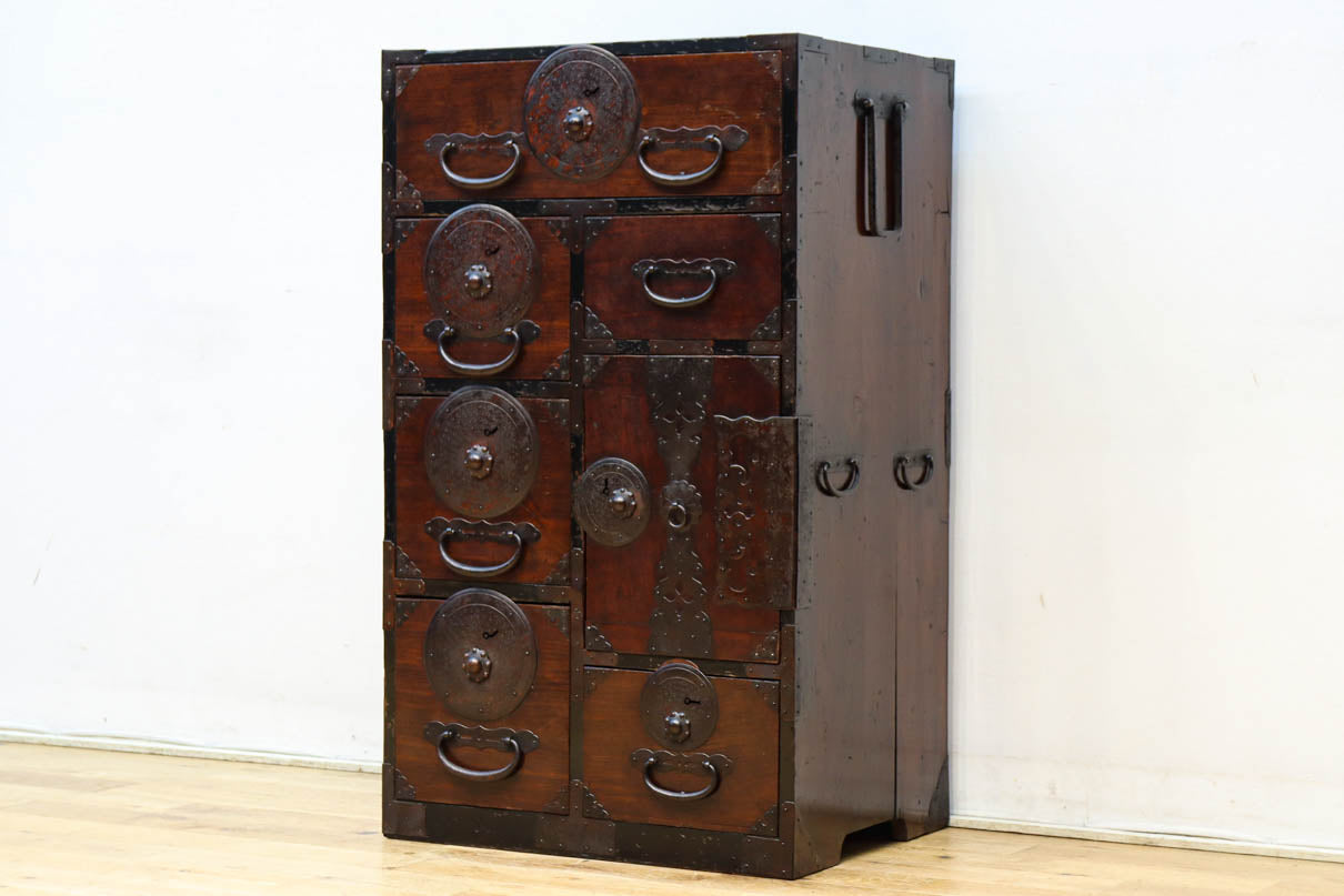 幅554ミリ!! 大振り金具で時代の風格漂う小間物箪笥　BB3389